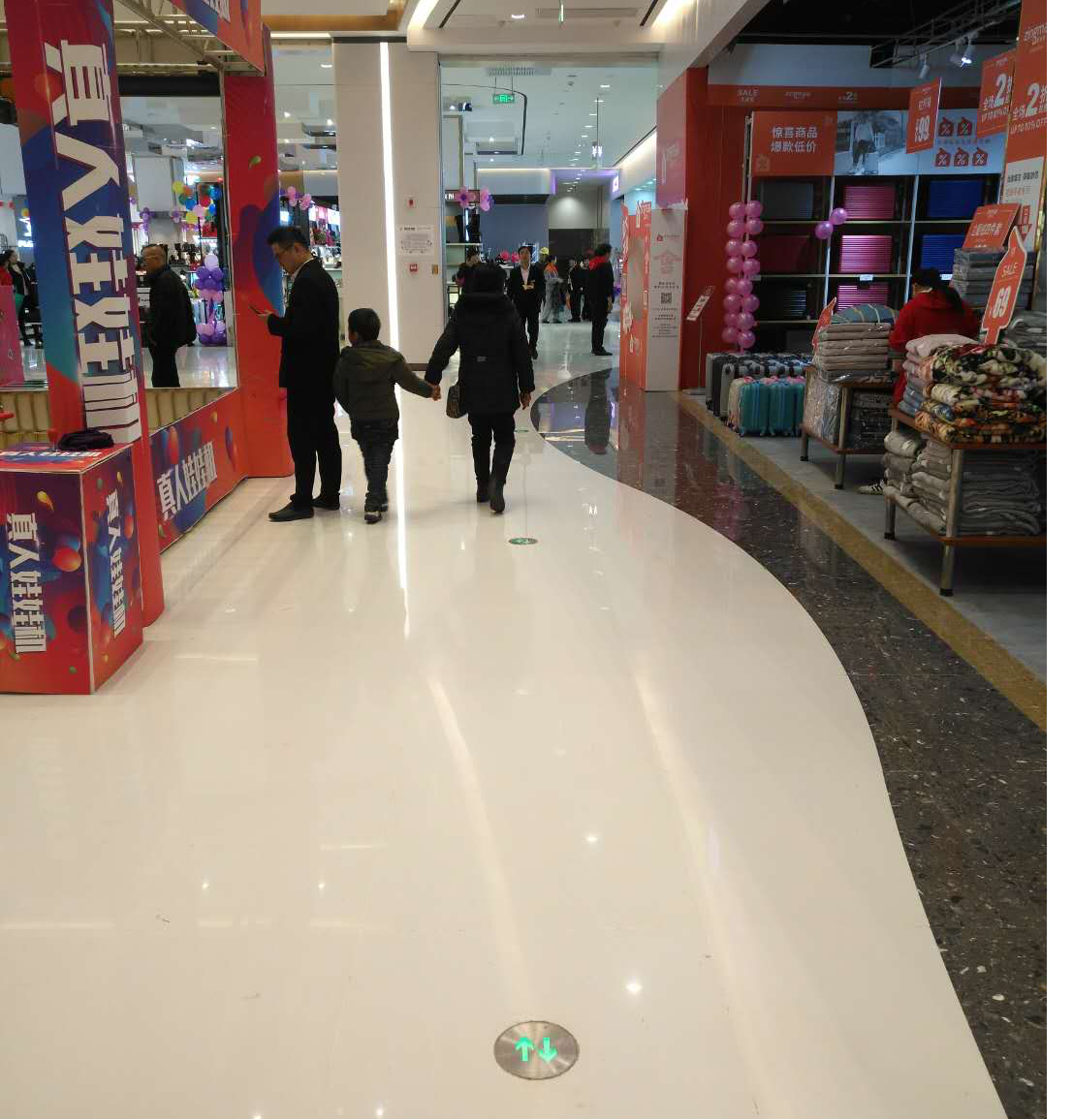 大型商場消防應(yīng)急燈現(xiàn)場安裝圖 大型商場消防應(yīng)急燈現(xiàn)場安裝圖